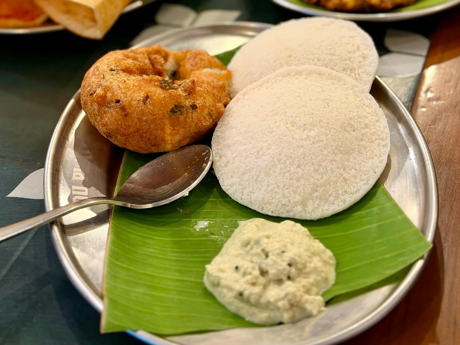 Idli and medu vada served with sambar and coconut chutney